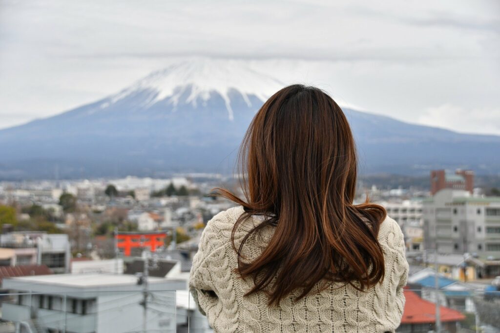 山を見つめる40代女性